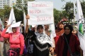 Emak Emak Demo Bawa Peralatan Dapur