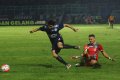 Esteban Vizcarr Berebut Bola Dengan Syamsir Alam