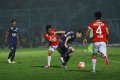 Esteban Vizcarra Berebut Bola Dengan Fadhil
