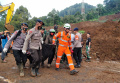 Evakuasi Kurban Longsor di Kampung Cugenang Kabupaten Cianjur Evakuasi Kurban Longsor di Kampung Cugenang Kabupaten Cianjur