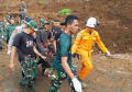 Evakuasi Kurban Longsor di Kampung Cugenang Kabupaten Cianjur Evakuasi Kurban Longsor di Kampung Cugenang Kabupaten Cianjur