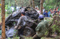 evakuasi-mobil-masuk-jurang-di-kawasan-bromo_20240514_164925.jpg