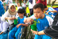 Ewindo Latih Siswa SLB D YPAC Bandung Menanam Sayuran