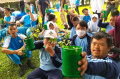 Ewindo Latih Siswa SLB D YPAC Bandung Menanam Sayuran