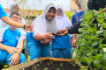 Ewindo Latih Siswa SLB D YPAC Bandung Menanam Sayuran