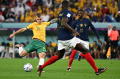 Aksi Gelandang Australia Riley McGree di Wilayah Pertahanan Perancis