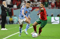 Ferran Torres Berebut Bola dengan Sofiane Boufal