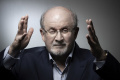 file-foto-salman-rushdie-penulis-kontroversial-ditikam_20220813_102944.jpg