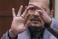 Gaya Johnny Depp saat Jalani Persidangan
