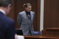Gaya Johnny Depp saat Jalani Persidangan