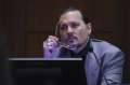 gaya-johnny-depp-saat-jalani-persidangan_20220421_130023.jpg