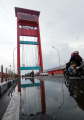 genangan-air-di-jembatan-ampera-palembang_20231218_191950.jpg