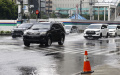 Genangan Air Hujan Selimuti Jalan Didepan Gedung Sarinah