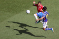 Gerson Torres dan Hidemasa Morita Saling Merebut Bola