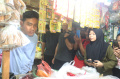 gibran-blusukan-di-pasar-rumput-jakarta_20231211_194425.jpg