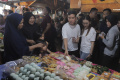 gibran-didampingi-istri-blusukan-ke-pasar-rawasari_20231203_140805.jpg