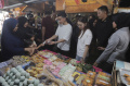 gibran-didampingi-istri-blusukan-ke-pasar-rawasari_20231203_141539.jpg
