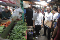 gibran-didampingi-istri-blusukan-ke-pasar-rawasari_20231203_141542.jpg