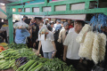 gibran-didampingi-istri-blusukan-ke-pasar-rawasari_20231203_141544.jpg