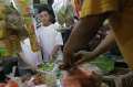 gibran-didampingi-istri-blusukan-ke-pasar-rawasari_20231203_141611.jpg