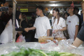 gibran-didampingi-istri-blusukan-ke-pasar-rawasari_20231203_141613.jpg
