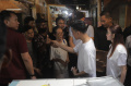 gibran-didampingi-istri-blusukan-ke-pasar-rawasari_20231203_141615.jpg