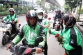 GOJEK bagikan Bunga di Hari Kasih Sayang