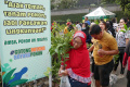 Gotong Royong Boyong Pohon Pada Acara Car Free Day
