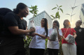 Gotong Royong Boyong Pohon Pada Acara Car Free Day