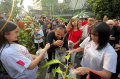 Gotong Royong Boyong Pohon Pada Acara Car Free Day