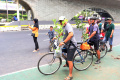 Gotong Royong Boyong Pohon pada Acara Car Free Day