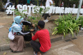Gotong Royong Boyong Pohon pada Acara Car Free Day