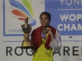 Gregoria Mariska Tunjung Mengangkat Piala dan Medali Emas