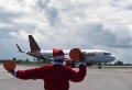 Ground Marshall Berkostum Sinterklas Saat Memandu Pesawat Parkir