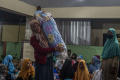 gunung-semeru-erupsi-warga-mengungsi_20221205_025511.jpg