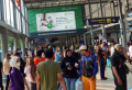 h4-lebaran-stasiun-ka-pasar-senen-masih-ramai-pemudik_20220506_062701.jpg