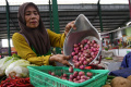harga-bawang-merah-naik-di-pasar-klojen-kota-malang_20240430_160901.jpg
