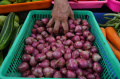 harga-bawang-merah-naik-di-pasar-klojen-kota-malang_20240430_161323.jpg