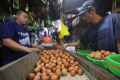 Harga Telur Ayam Naik Jelang Natal