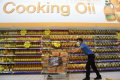 HET Dihapus, Minyak Goreng Kemasan Melimpah di Supermarket