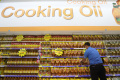 HET Dihapus, Minyak Goreng Kemasan Melimpah di Supermarket