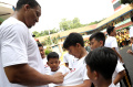 hornets-grant-williams-dan-marquez-bolden-latih-siswa-sd_20240531_170724.jpg