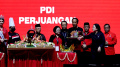 HUT PDIP Ke-50, Mega Berikan Potongan Tumpeng Ke Presiden Jokowi