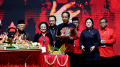 HUT PDIP Ke-50, Mega Berikan Potongan Tumpeng Ke Presiden Jokowi