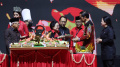 HUT PDIP Ke-50, Mega Berikan Potongan Tumpeng Ke Presiden Jokowi