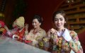 Ibu-Ibu Komunitas Arisan Hot Mons Berselfie