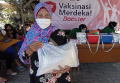 ikut-vaksin-gratis-beras-dan-minyak-goreng_20220406_134159.jpg