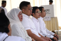 Khofifah Indar Parawansa Bersama Keluarga Coblos di TPS 31 Wonocolo