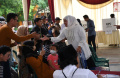 Khofifah Indar Parawansa Bersama Keluarga Coblos di TPS 31 Wonocolo