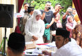 Khofifah Indar Parawansa Bersama Keluarga Coblos di TPS 31 Wonocolo